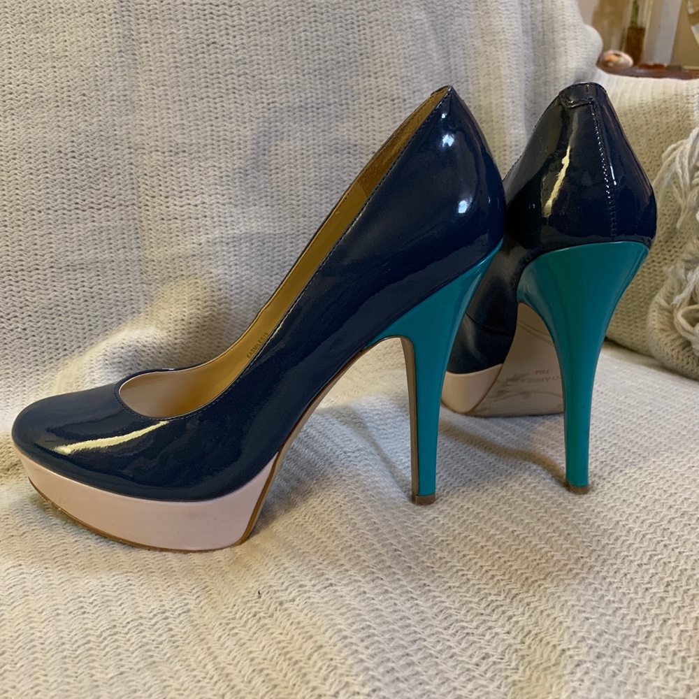 Navy patent leather Enzo Angiolini heels Sz 7.5